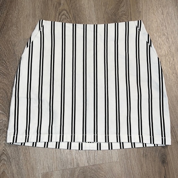 Skirt- black and white stripe - forever 21 - size small - Picture 1 of 3